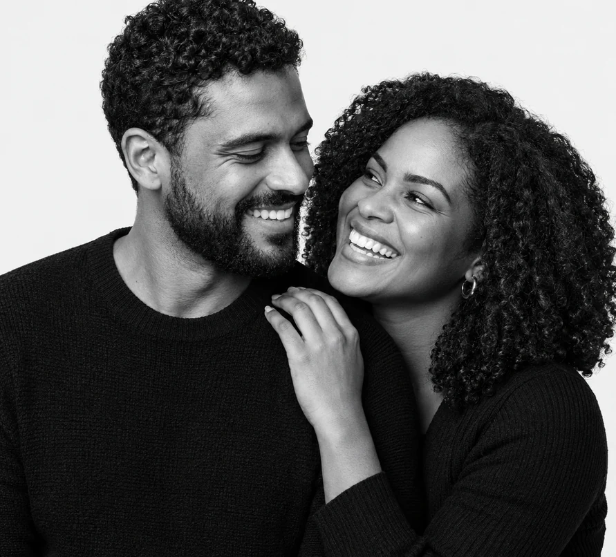 Casal sorrindo e celebrando uma conexão construída pela fé
